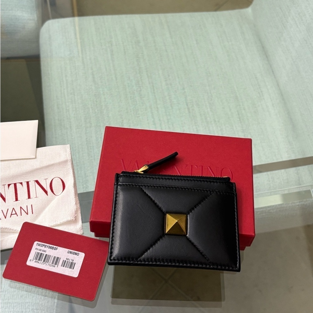 Authentic Valentino Garavani Nappa Roman Black Card Holder with Gold Detail - Picture 5 of 8